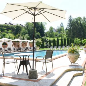 Schwimmbad mit Sitzgelegenheiten rundum