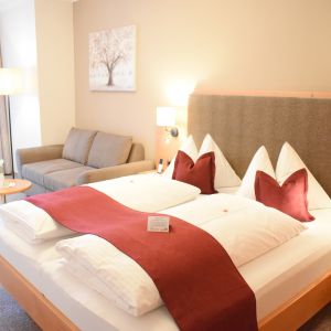 Dreibettzimmer in Richtung Parkplatz/Garten