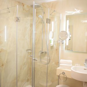 Großzügig eingerichtetes Badezimmer