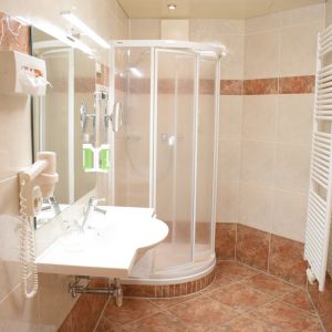 Großzügig eingerichtetes Badezimmer im 1. Stock