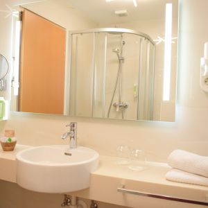 helles badezimmer im doppelzimmer